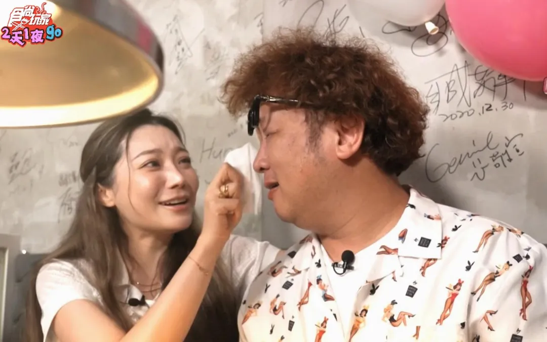 納豆（右）用餐時因想到父母落淚。（圖／TVBS提供）