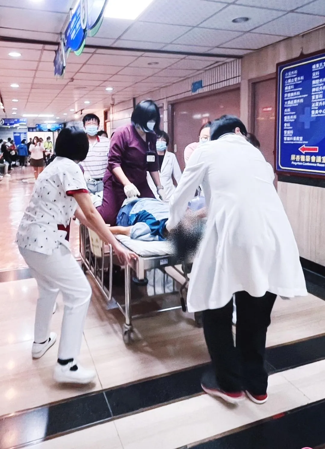 一名男子於醫院候診時突然喪失意識，所幸醫院緊急啟動急救機制，終於搶回一命。(圖/屏東醫院提供)