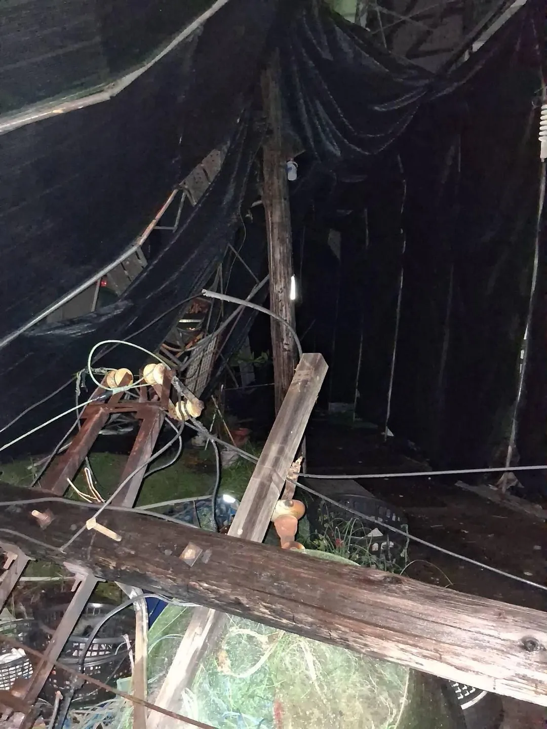 鷹架倒塌壓毀台電電桿。（圖／台電提供）