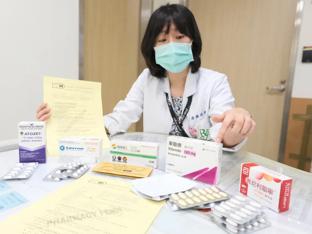 藉由多種降血脂藥品的臨床應用，醫師能更精準地協助病人控制血脂，進而降低心肌梗塞與中風等重大心血管事件的發生風險。(圖/亞東醫院提供)