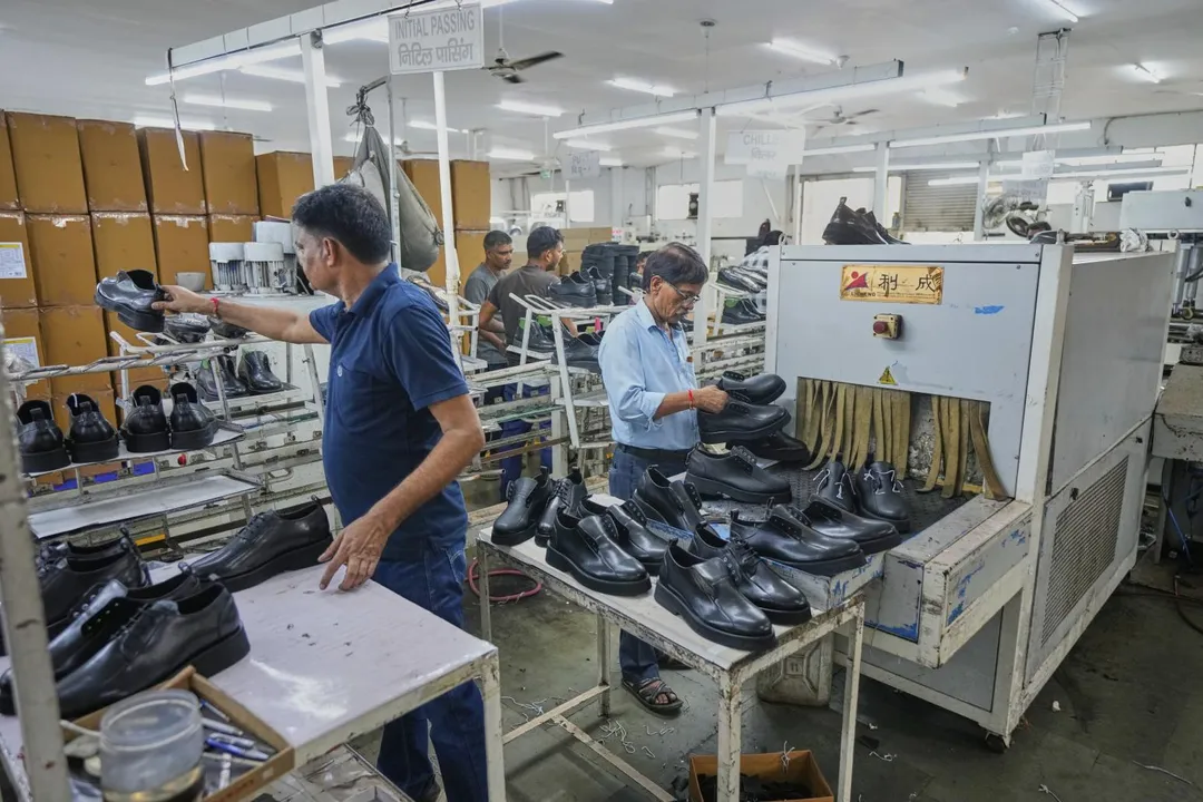 印度出口商正準備因應美國訂單急遽下滑局面。圖為印度亞格拉(Agra)一間皮鞋工廠。(圖/美聯社)