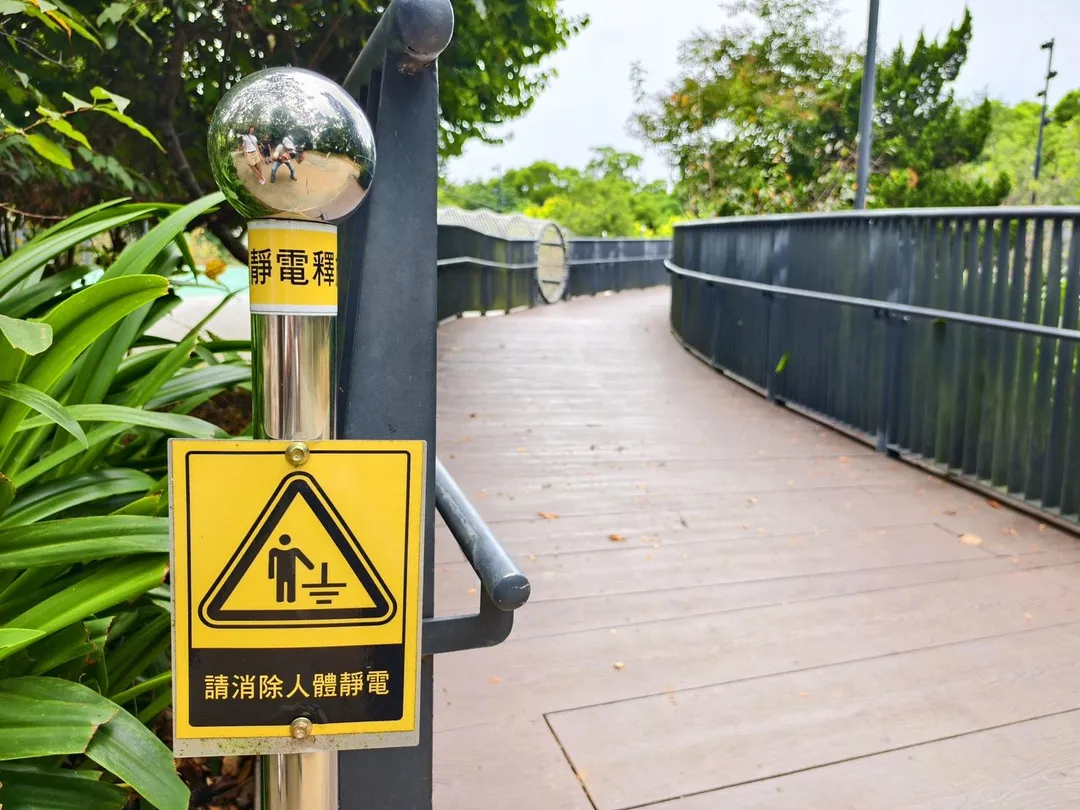 台中市大甲區鐵砧山公園步道發生特殊現象,多名遊客反映在觸摸觀景台步道欄杆時,突然遭到靜電電擊,造成驚嚇。(圖/台中市府觀旅局提供)