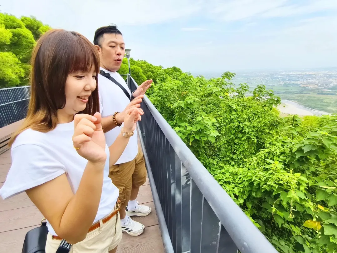 台中市大甲區鐵砧山公園步道發生特殊現象,多名遊客反映在觸摸觀景台步道欄杆時,突然遭到靜電電擊,造成驚嚇。(圖/台中市府觀旅局提供)