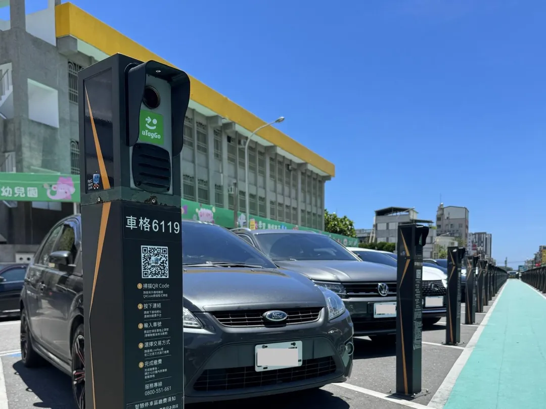 國雲攜手遠通電收響應花蓮智慧停車，「eTag停車會員」看見智慧車柱貼有 uTagGo 綠色微笑標識，可享免掃碼、免操作App繳費，停完即走！（圖／遠通電收提供）