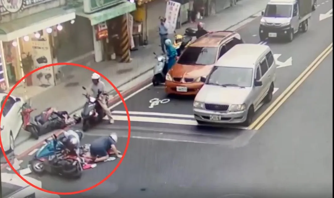 新北土城發生轎車衝撞6機車車禍。（圖／翻攝畫面）