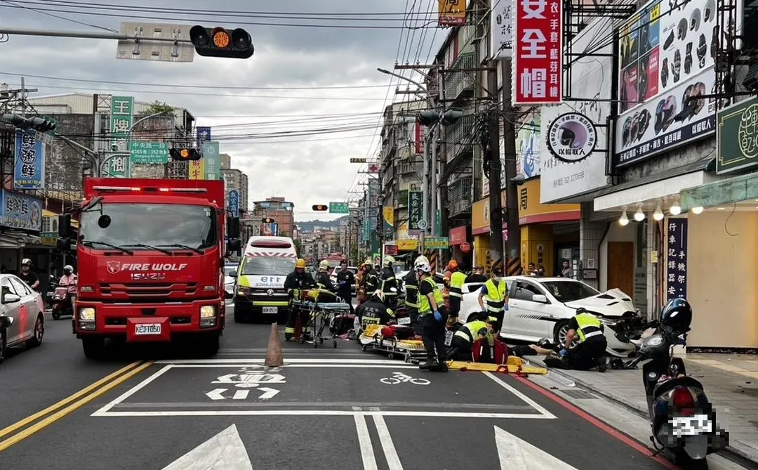 轎車逆向暴衝多人受傷。（圖／翻攝畫面）
