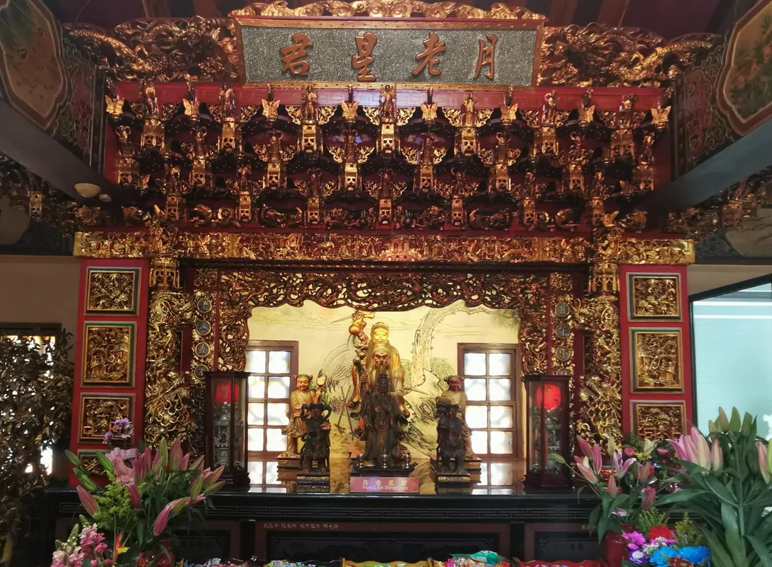 七夕情人節不僅適合情人訴衷腸，單身者也可到月老廟求姻緣。圖為台中樂成宮月老殿。（圖／楊登嵙提供）