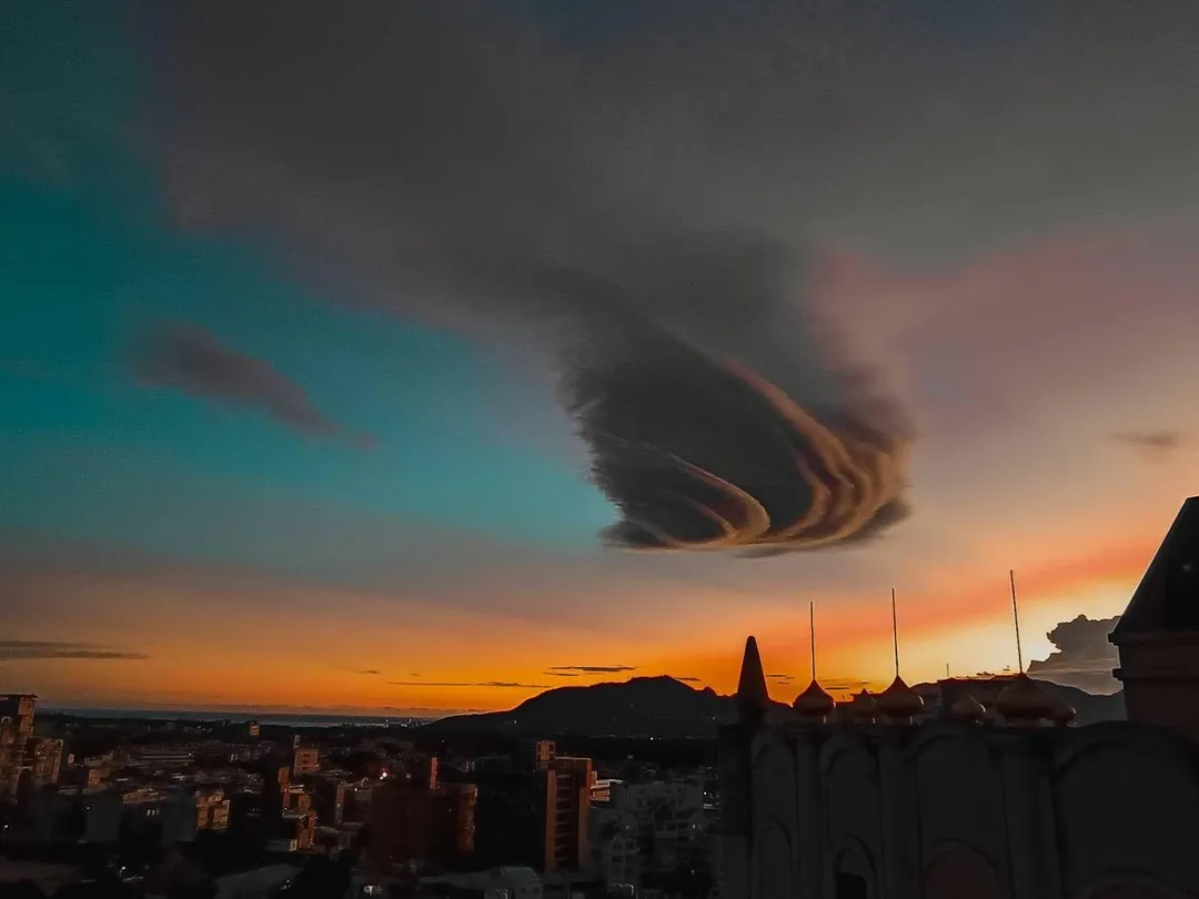 地震發生前數小時，北部地區民眾就在天空中發現形狀特殊的雲朵，引發熱烈討論。（圖／翻攝林口大家族臉書社團）
