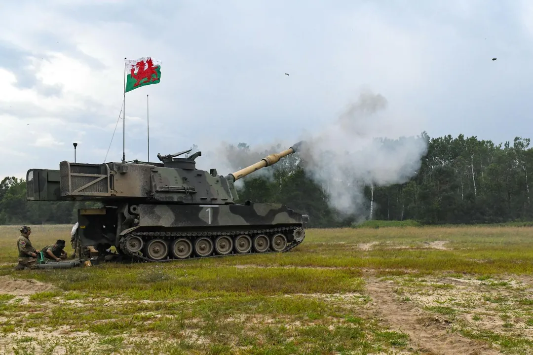 參加「北方打擊25-2」演習的英國陸軍M109A6自走砲。(圖/美國陸軍)