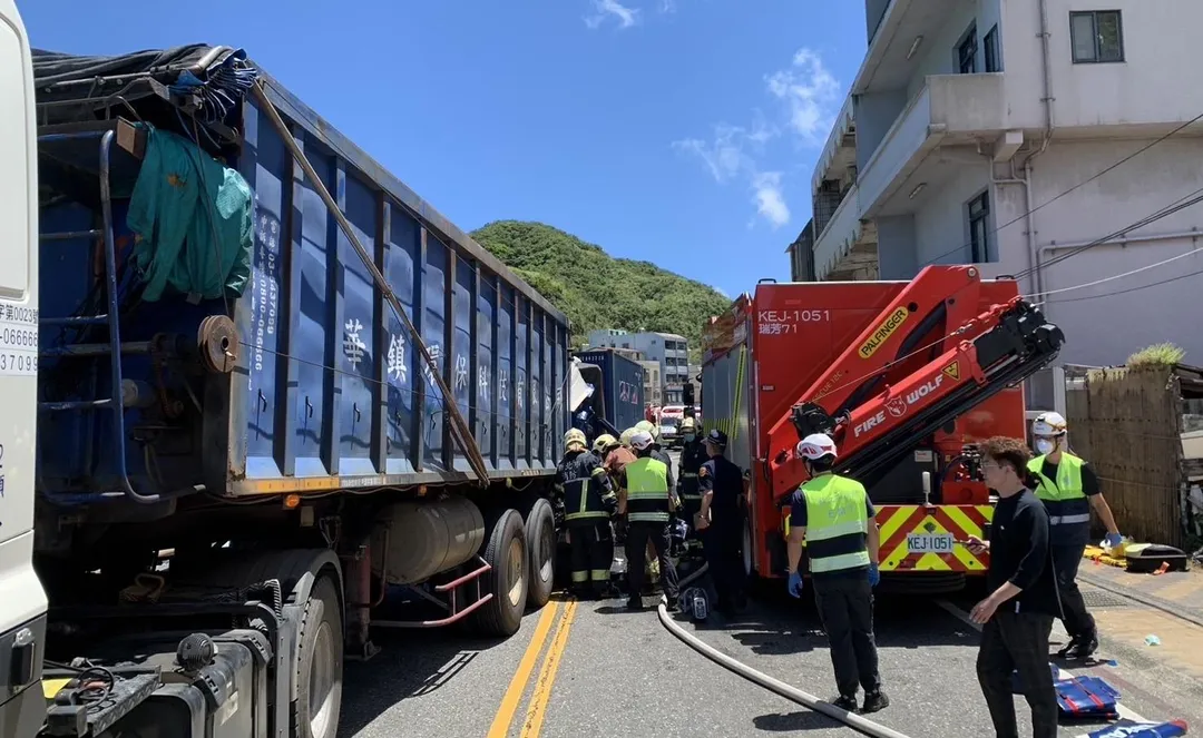 小貨車上3人受困消防人員到場救援。（圖／翻攝畫面）