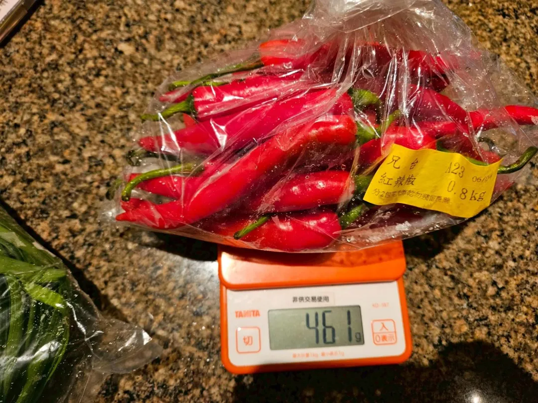 兄弟大飯店股份有限公司蘭花廳的紅辣椒被驗出三項農藥超標。(圖/台北市衛生局)