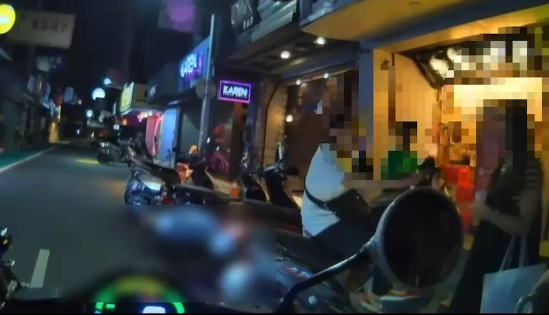 員警到場要求眾人降低音量。（圖／翻攝畫面）