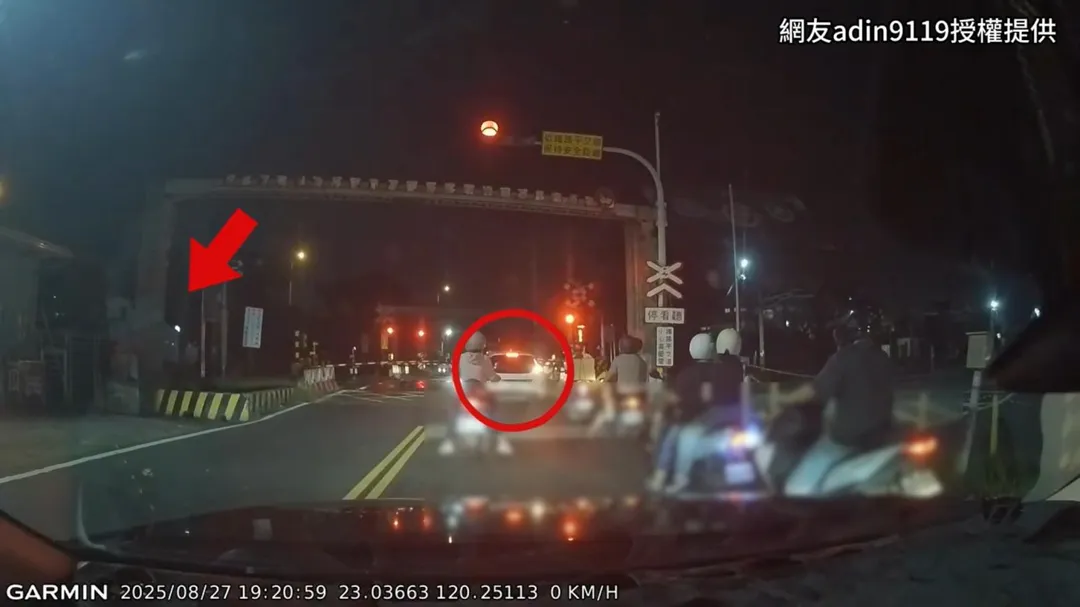 台南永康四維路平交道自小客車闖越，導致新自強號被迫停下。（圖／翻攝自/threads/ adin9119）