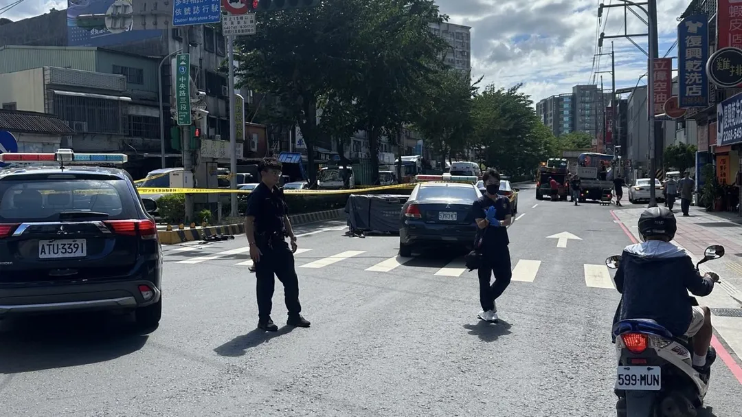 新北市土城發生死亡車禍行人遭輾當場死亡。（圖／翻攝畫面）
