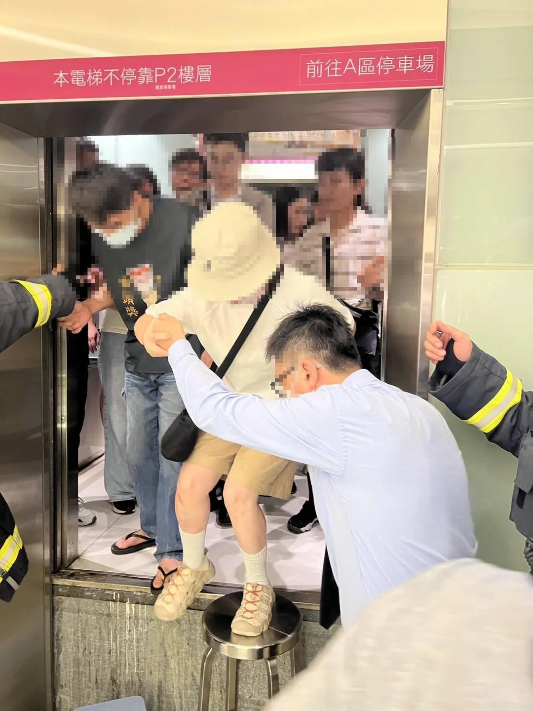 台中大遠百承認23日確實發生電梯故障事件。(圖/翻攝畫面)