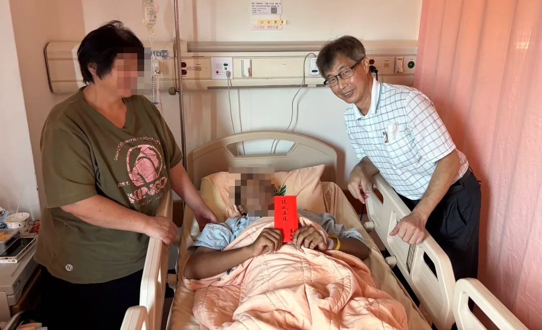 校長邱獻宣代表蕭敬騰夫妻將捐款直接交給受傷球員。(圖/翻攝畫面)
