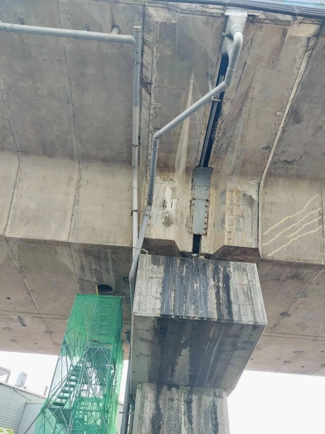 高雄市議員李雨庭今日重返事故現場會勘，發現橋墩伸縮縫裡還有碎石。（圖/翻攝自高雄市議員李雨庭臉書）