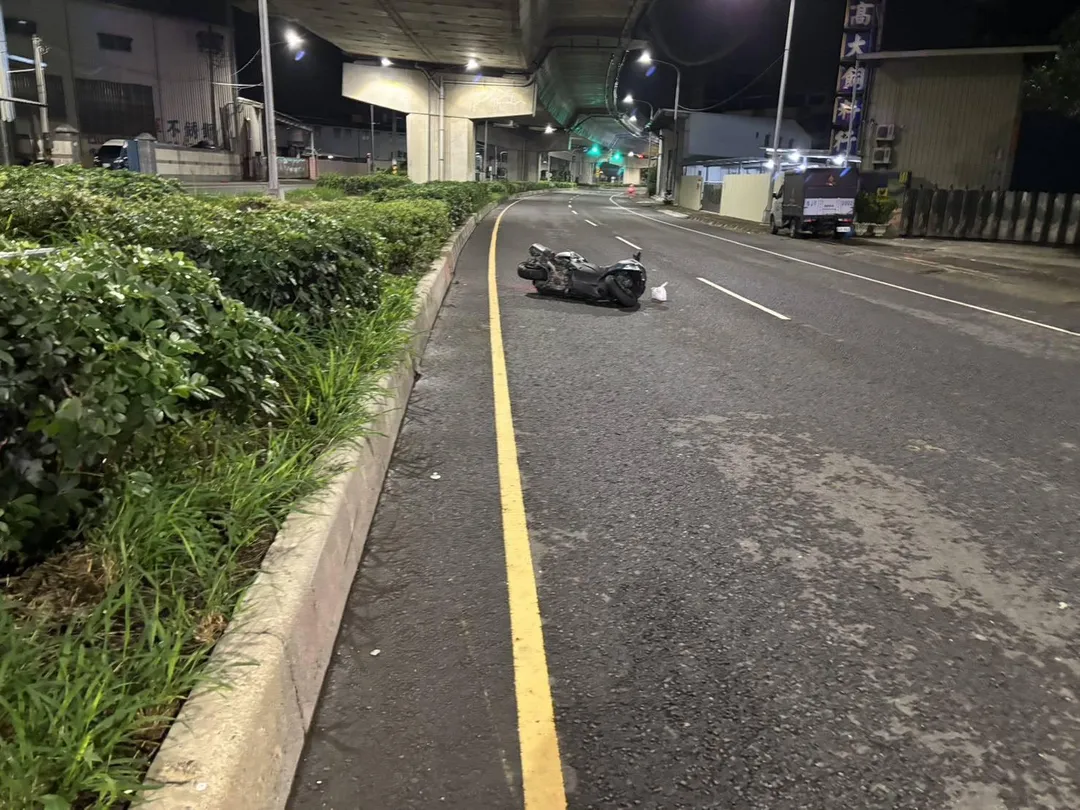 高雄市台88線快速道路下方昨（27）日凌晨發生一起嚴重車禍，一名55歲張姓男子騎機車行經大寮區時，疑因輾過路面上掉落的水泥塊。（圖/警方提供）