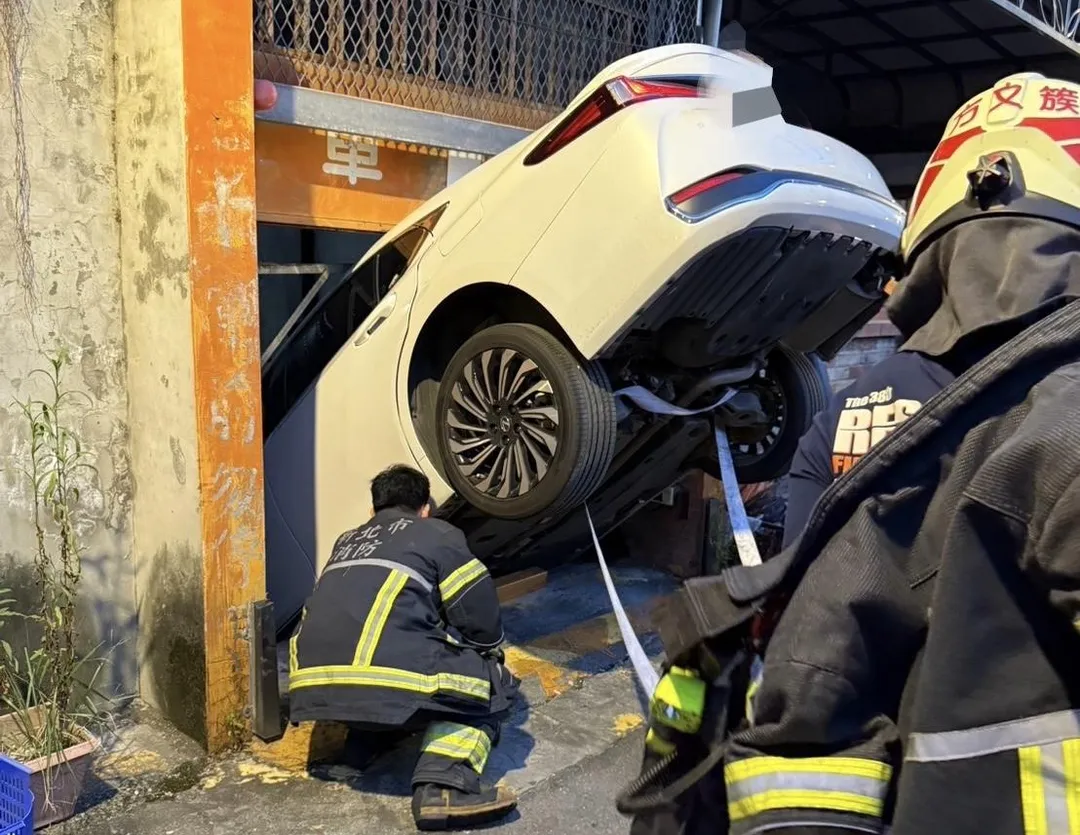 三峽一輛轎車卡在機械停車位受困。（圖／翻攝畫面）