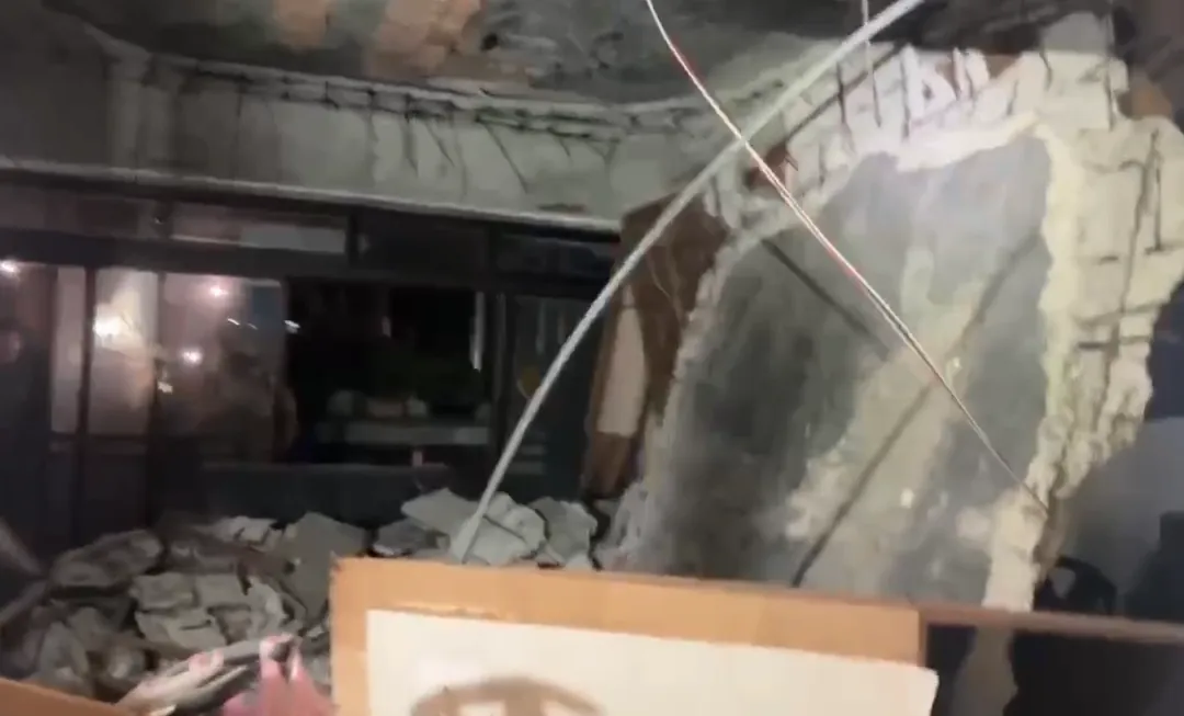 今（28）日，基隆市七堵區百三街一棟公寓3樓住宅的客廳水泥天花板突然整片掉落，造成一名住戶受傷送醫。（圖/翻攝畫面，下同）
