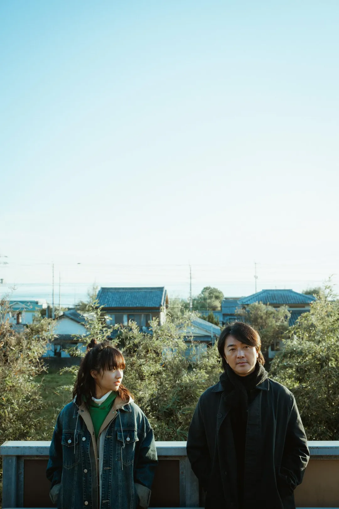 鄭伊健(右)在片中合作小37歲女星許恩怡(左),透露兩人沒有太大代溝。(圖/華映娛樂 提供)