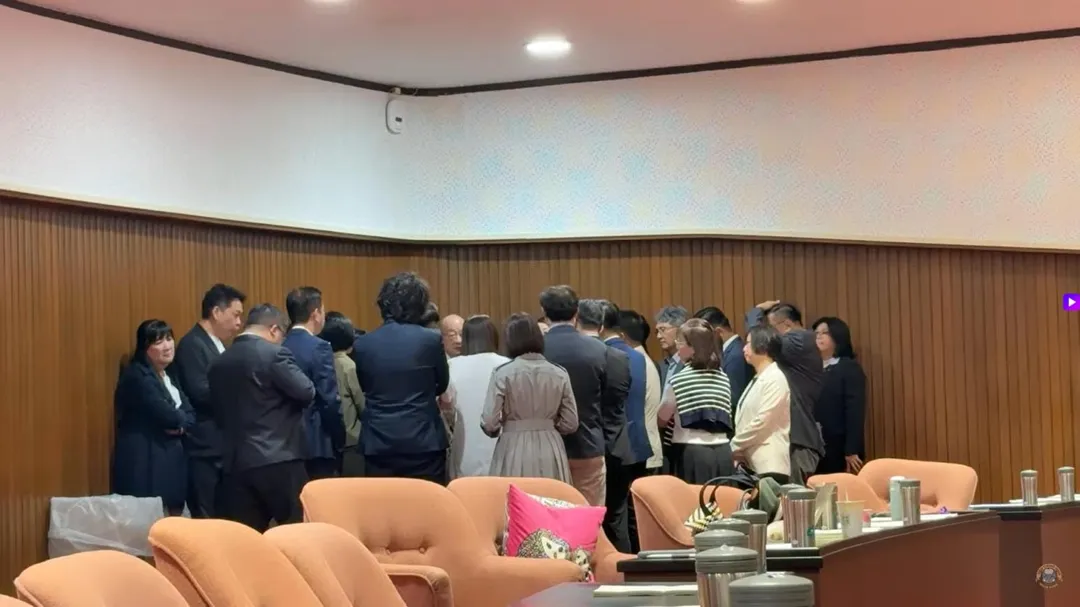民進黨團在立法院議場後方舉行會議。（圖／徐巧芯提供）