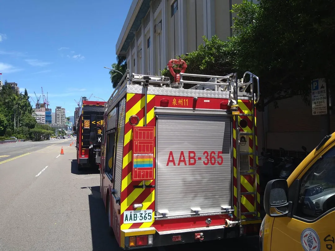 北一女教學大樓地下室冒濃煙，警消獲報後趕抵現場。（圖／北市消防局提供，下同）