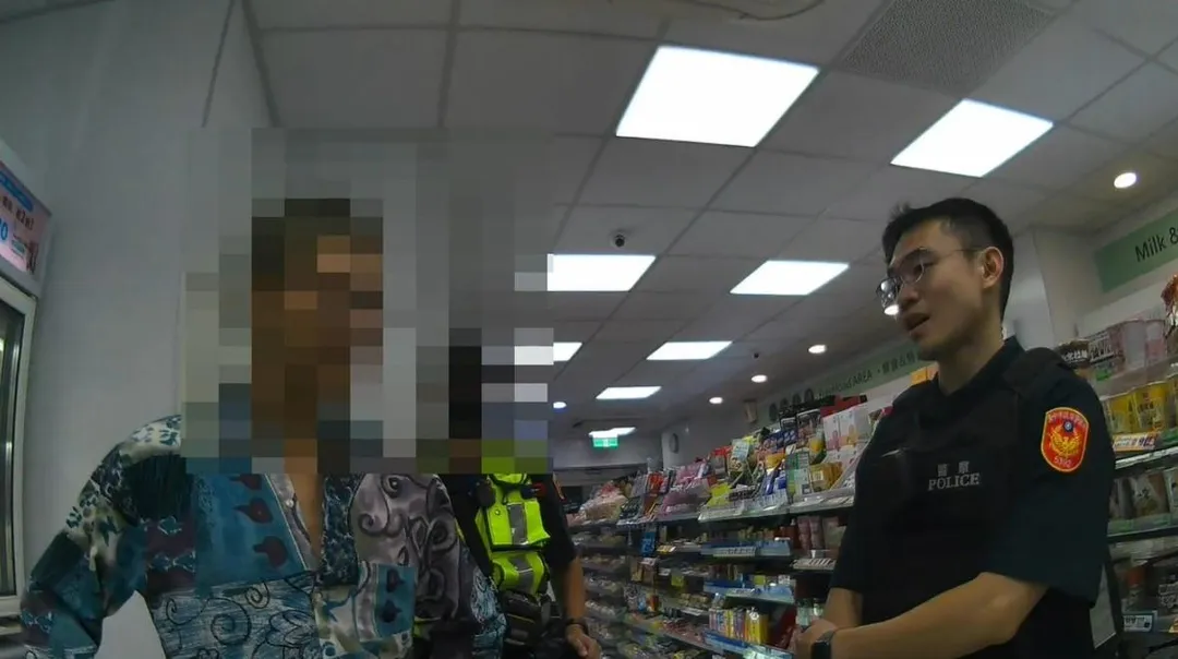 黃男除了跟員警介紹自己養的狗還爆料自己酒駕。（圖／中天新聞，下同）