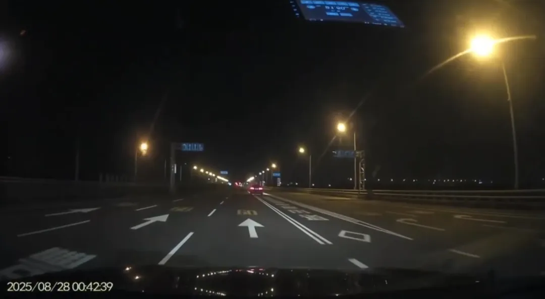 張男神情恍惚車輛開至機車專用道。（圖／中天新聞）