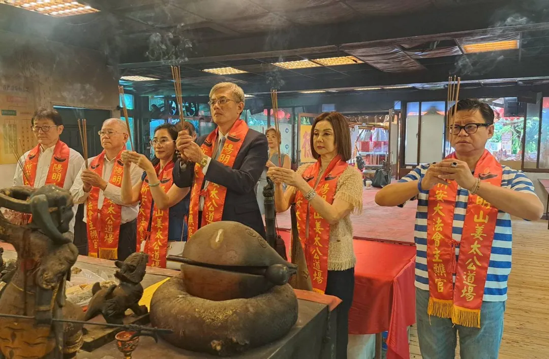 企業家謝玲玲博士(右二)在文大副校長王志誠(右三)陪同下，赴陽明山姜太公道場參拜。（圖／陽明山姜太公道場提供）