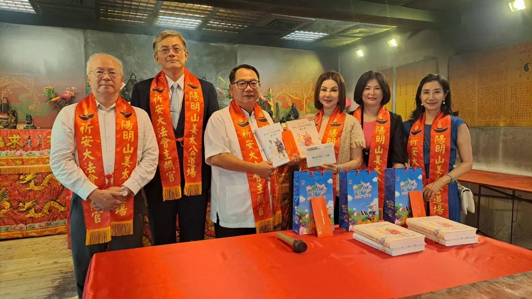 道場主席羅世新(左三)致贈姜太公世界道家論壇論文集及福袋予謝玲玲博士。（圖／陽明山姜太公道場提供）