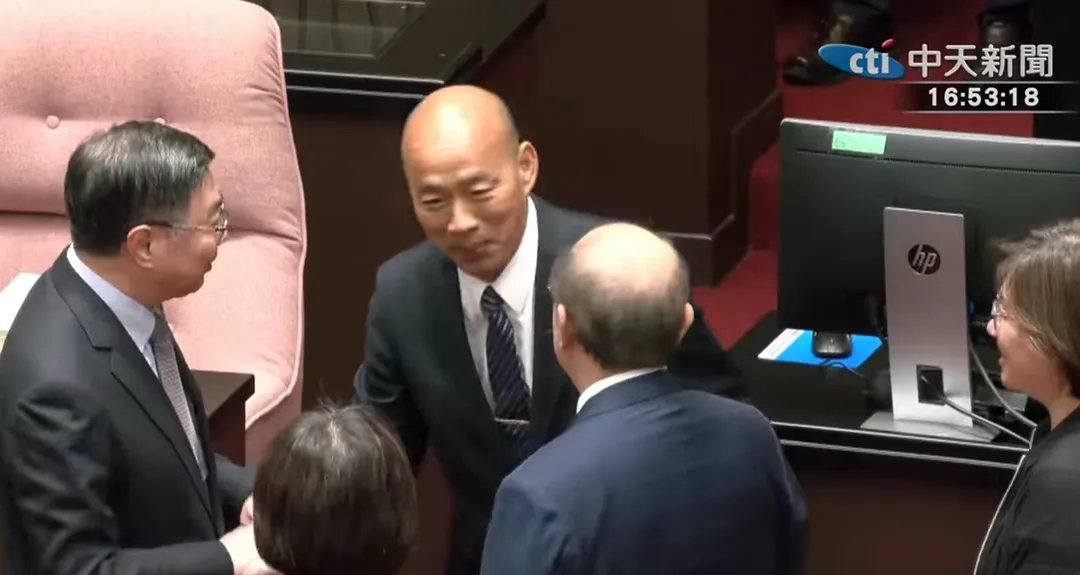 韓國瑜與行政院長卓榮泰、民進黨立院黨團總召柯建銘握手致意。（圖／中天新聞）