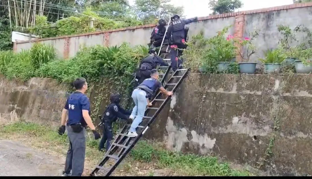 警方荷槍實彈攻堅逮捕嫌犯。（圖／翻攝畫面）