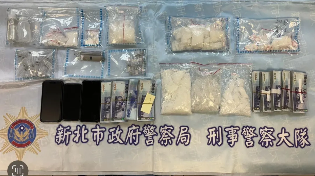 警方查扣大批各式毒品等證物。（圖／翻攝畫面）