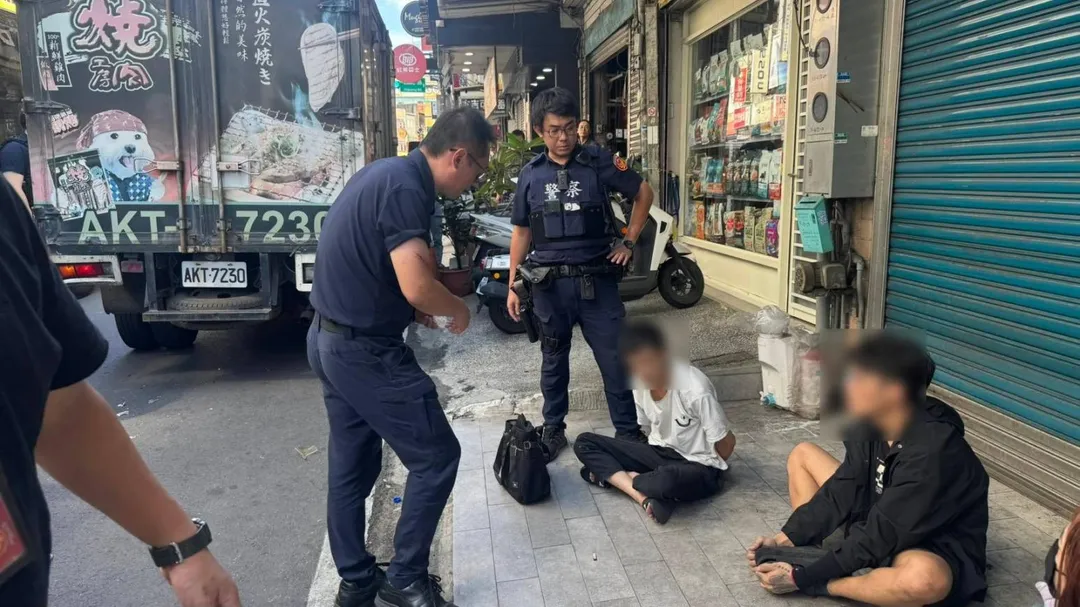 桃園市警方今（29）日凌晨在平鎮區查獲一名花蓮地院發布的竊盜、公共危險通緝犯。（圖/警方提供）