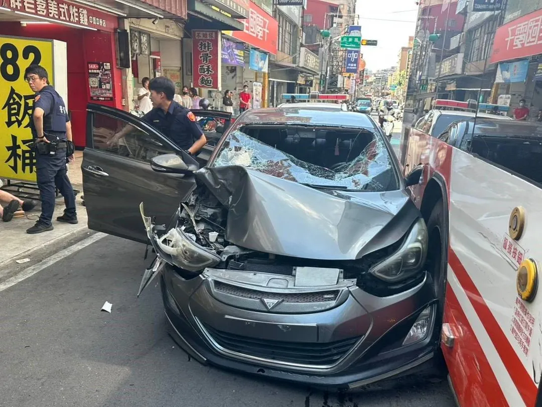 該名28歲吳姓男子駕車拒絕攔檢，在警方追捕下最終因受困車陣遭逮捕，警方還在車內查獲毒品及吸食器。（圖/警方提供）