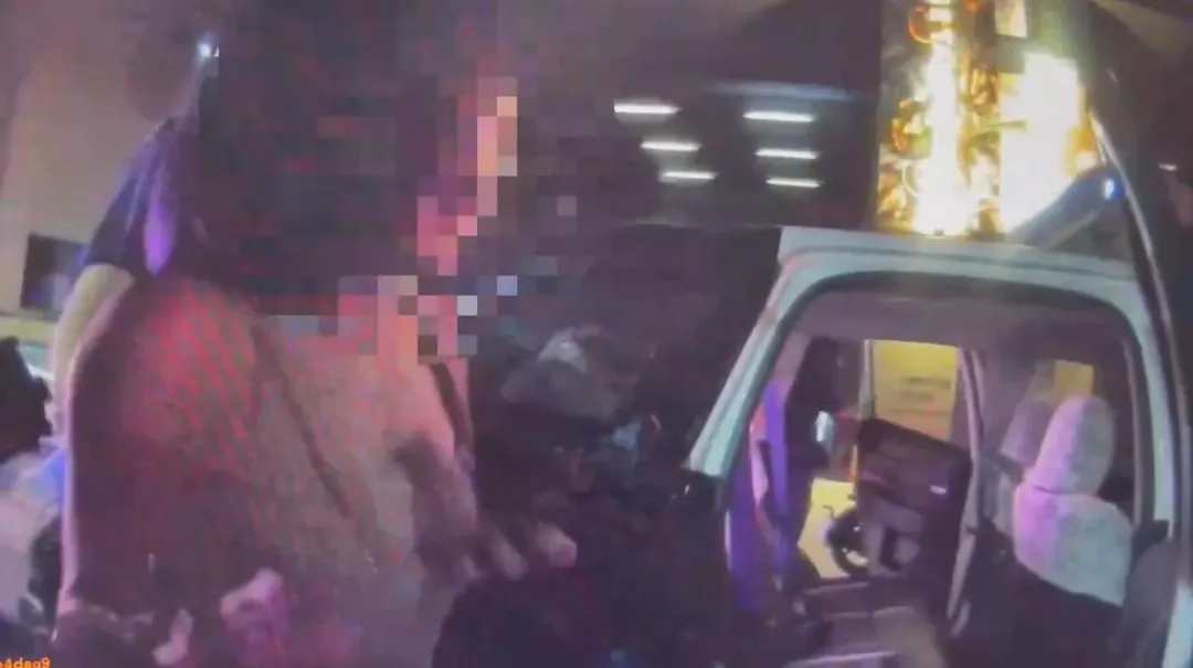 背心妹酒醉襲警遭逮。(圖/翻攝畫面)