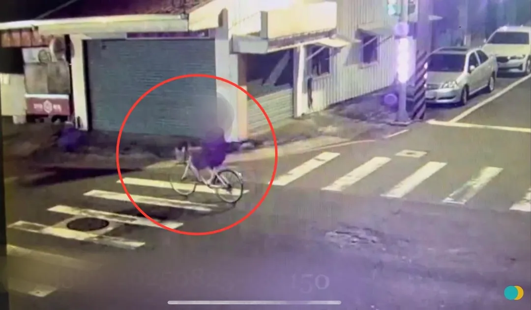 男子騎腳踏車到鶯歌闖空門行竊。（圖／翻攝畫面）