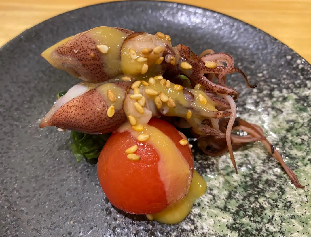 富山縣產的螢光烏賊加上日本獨有的醋味噌醬料，鹹甜微酸適合下酒。（圖／黃宏輝提供）