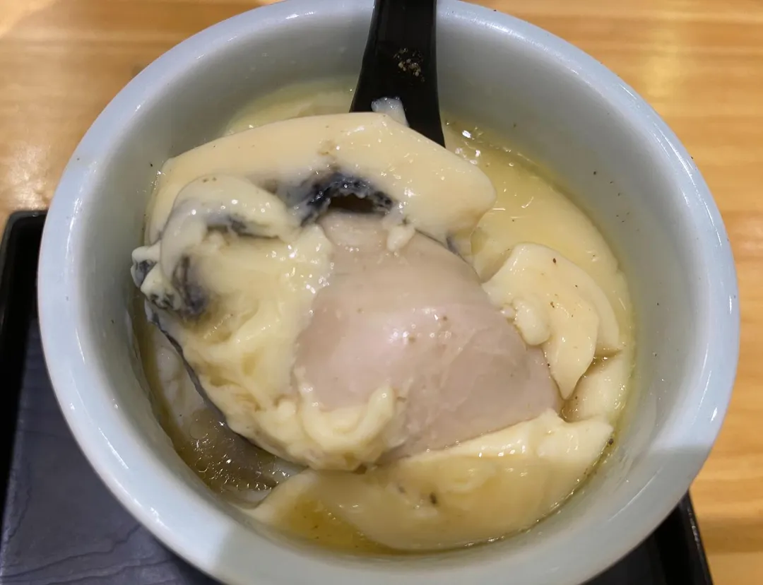 大顆廣島牡蠣在茶碗蒸內釋出鮮甜湯汁。（圖／黃宏輝提供）