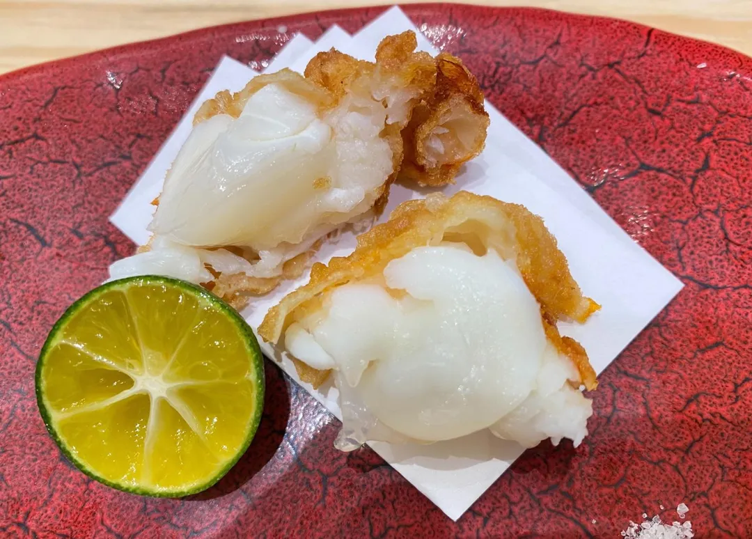 天婦羅僅用極薄麵衣包住半熟的澳洲水姑娘龍蝦肉。（圖／黃宏輝提供）