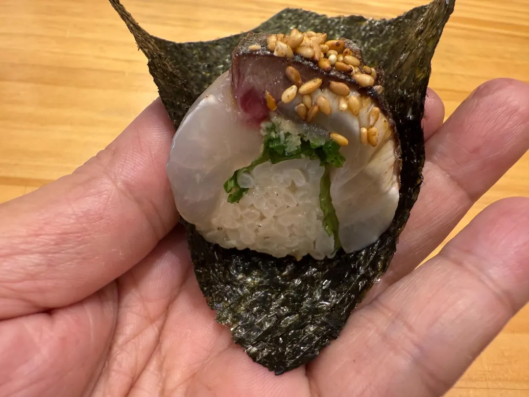 厚實白魽魚片和紫蘇葉捲製成棒壽司，炙燒油香中帶有紫蘇清新。（圖／黃宏輝提供）