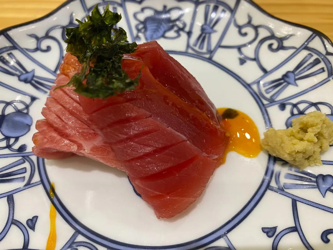 口感香濃順滑的蛋黃醬意外平衡了黑鮪魚赤身中肚的豐富油脂。（圖／黃宏輝提供）
