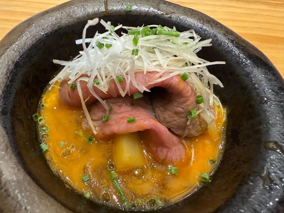 綠竹筍在和牛壽喜燒顯露絲絲清甜，生食級雞蛋黃帶來柔潤感受。（圖／黃宏輝提供）