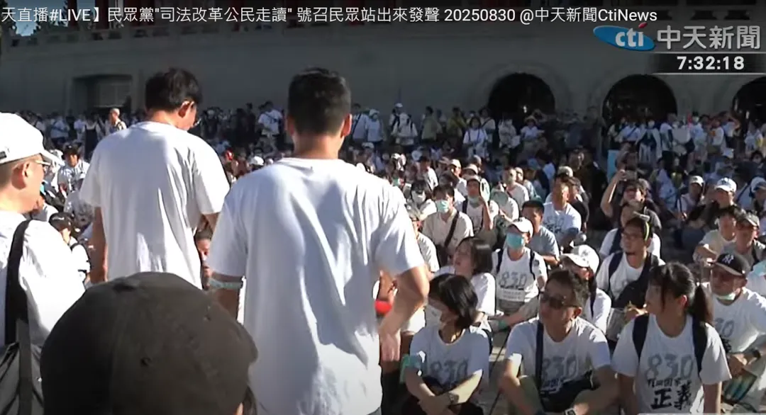 民眾黨的走讀活動造成8名員警受傷。（圖／中天新聞）