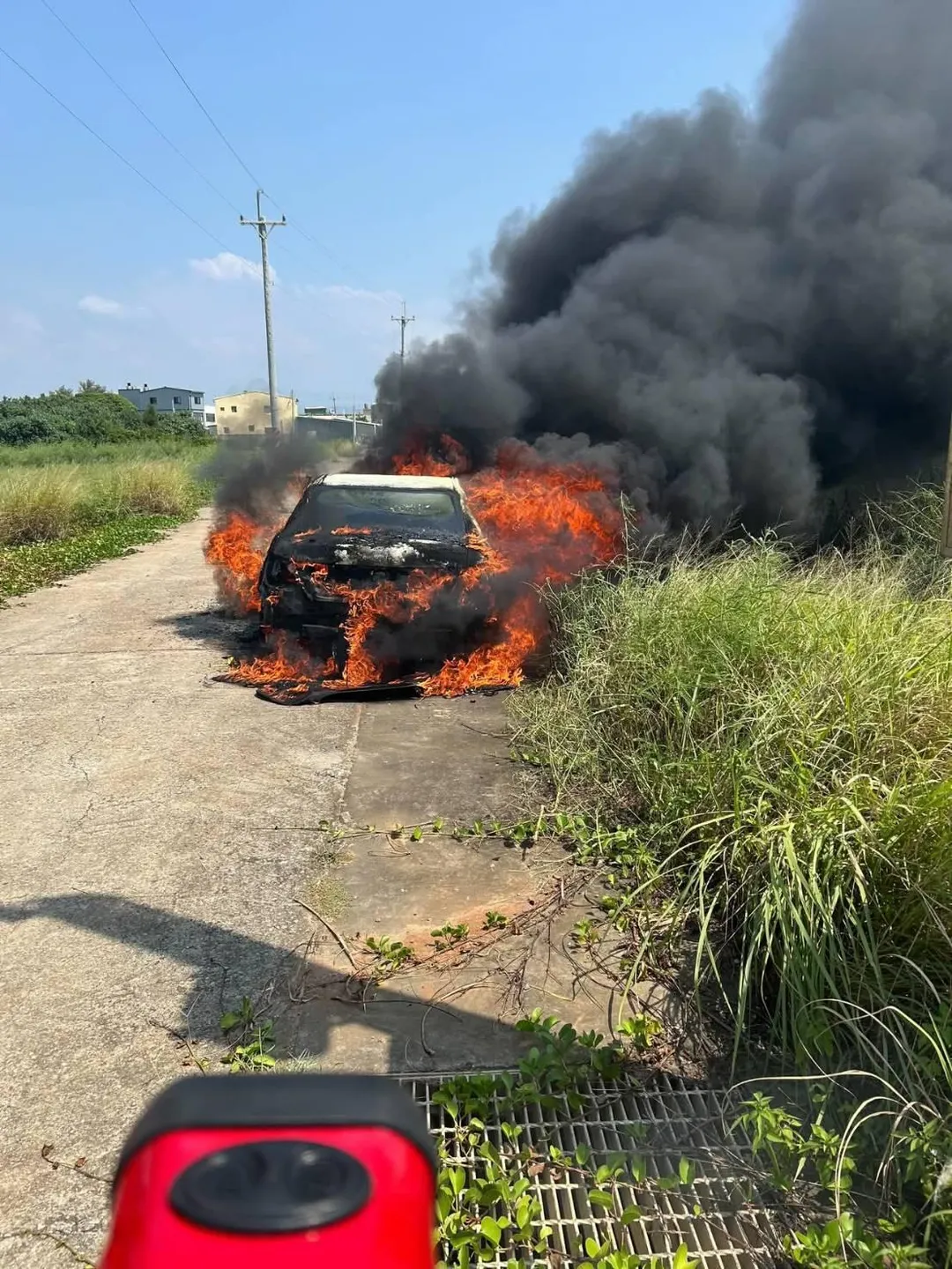苗栗苑裡鎮出水地區產業道發生火燒車事故。(圖/苗栗縣消防局提供)