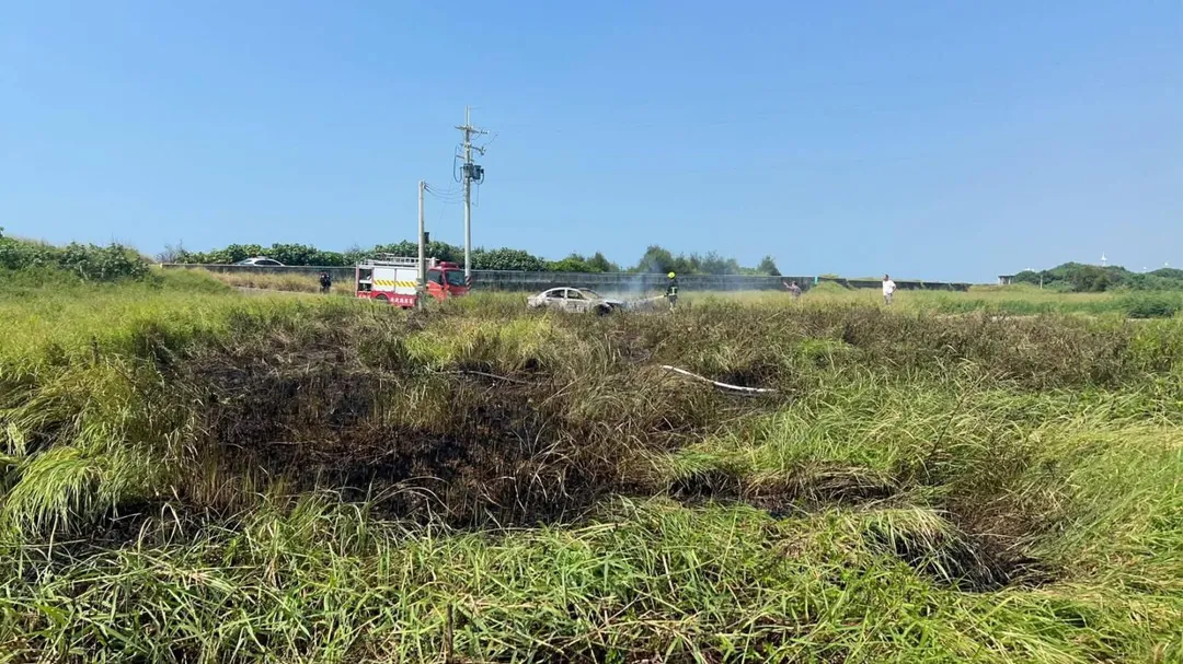 火勢延燒到路旁雜草。(圖/苗栗縣消防局提供)