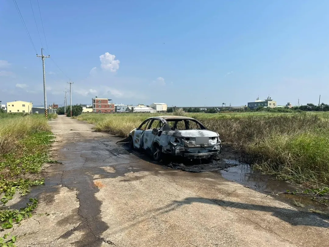 整輛車燒成廢鐵。(圖/苗栗縣消防局提供)