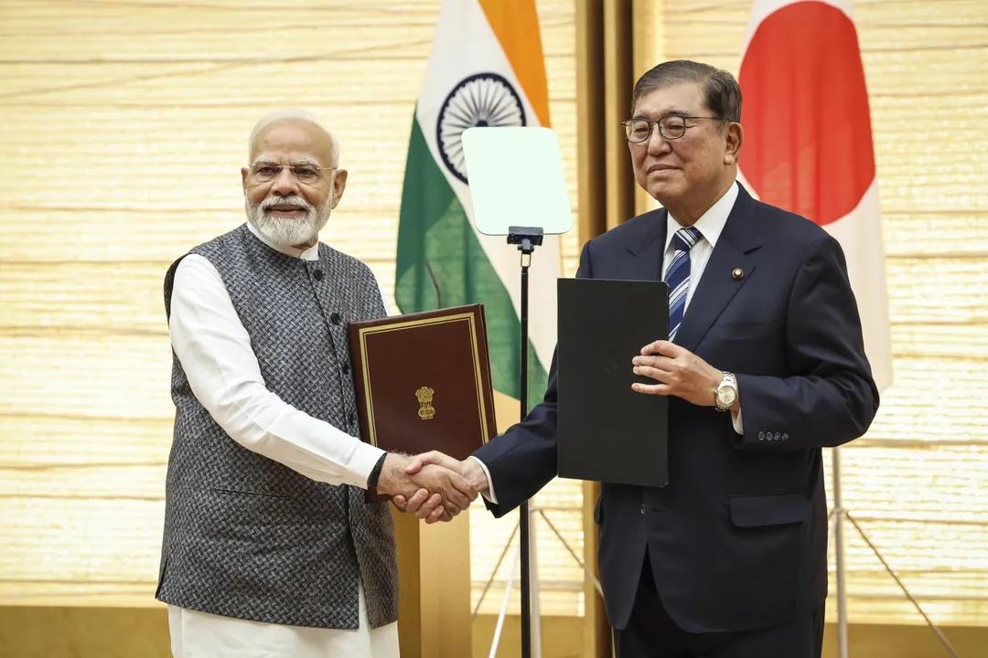 印度總理莫迪（左）和日本首相石破茂在日本東京舉行的聯合記者會上握手。（圖／美聯社）