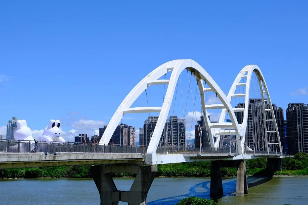 與軟綿綿的兔兔Q一同放慢腳步欣賞新月橋及河岸美景。（圖／新北市高灘處提供）